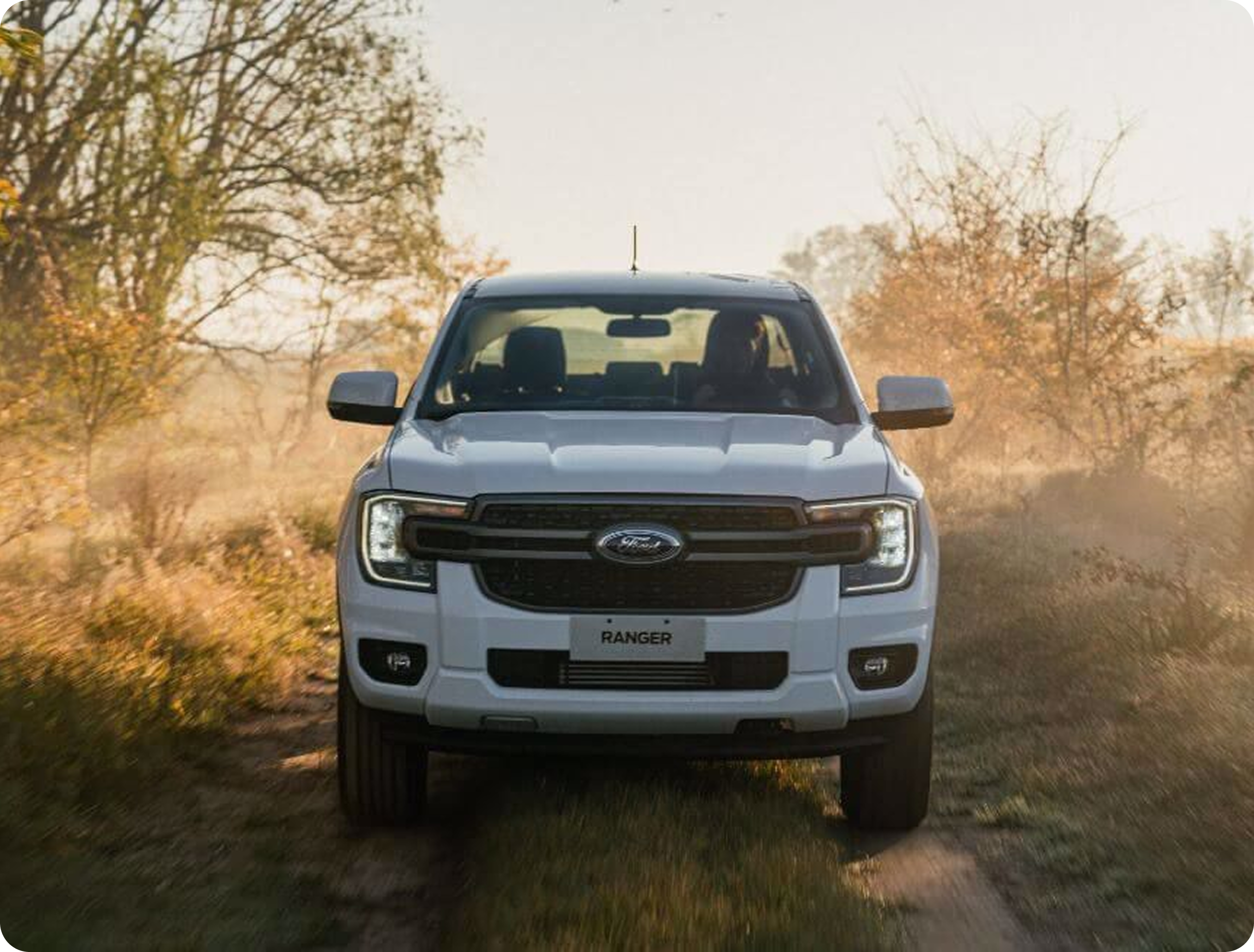 Ford Ranger branca vista de frente