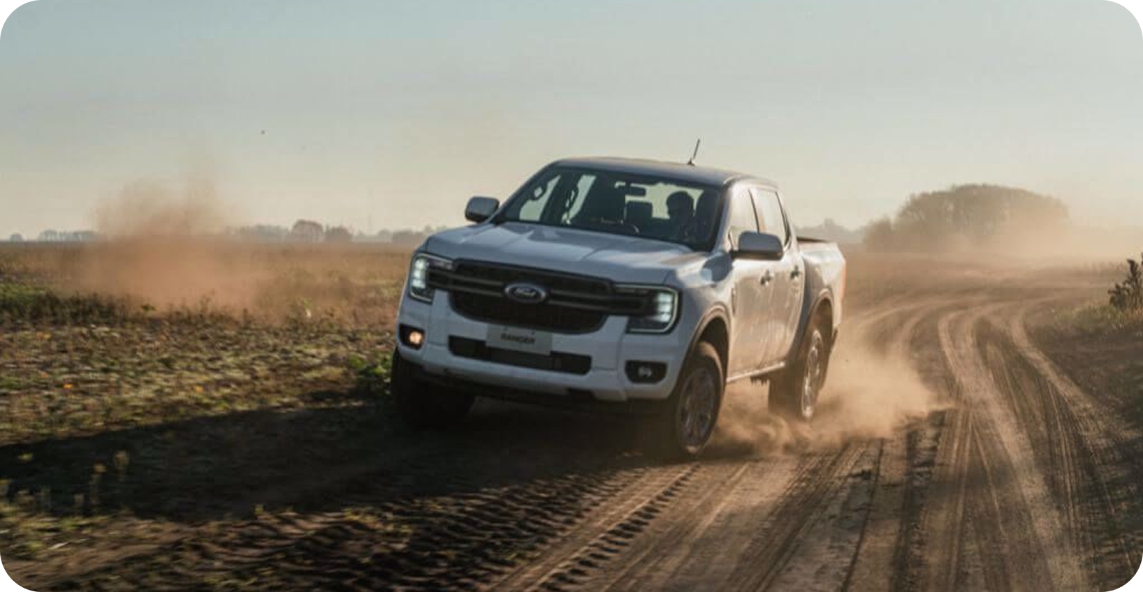 Ford Ranger em estrada de terra